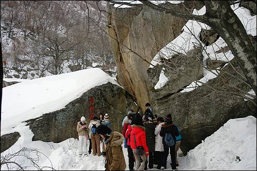 금강문. 거대한 바위가 머리를 기대어 문의 모양을 하고 있습니다. 이 곳에는 사진을 찍는 사람들이 많습니다. 